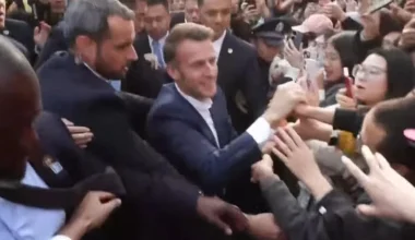 Τα κέρδη του Ε.Μακρόν από την επίσκεψη στην Κίνα: Χαιρετισμός από φοιτητές τρέχοντας προς εκείνους (βίντεο)