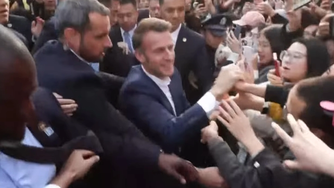 Τα κέρδη του Ε.Μακρόν από την επίσκεψη στην Κίνα: Χαιρετισμός από φοιτητές τρέχοντας προς εκείνους (βίντεο)