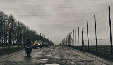 Βίντεο: Οι Ρώσοι βρίσκουν κι άλλους τρόπους να εξοντώσουν Ουκρανούς στρατιώτες παρά τα anti-drone δίχτυα