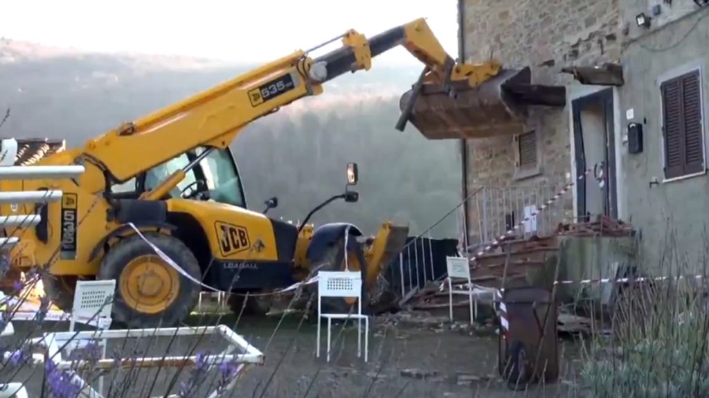 54χρονος στην Ιταλία αθωώθηκε για τη δολοφονία του γείτονά του έπειτα από επίθεση με… εκσκαφέα