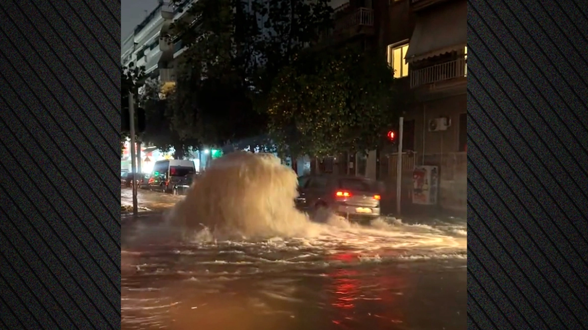 Ο δήμος Καλλιθέας απαντά για το «σιντριβάνι» στην οδό Σκρα: Φταίει έργο που μπλόκαρε ο δήμος Μοσχάτου