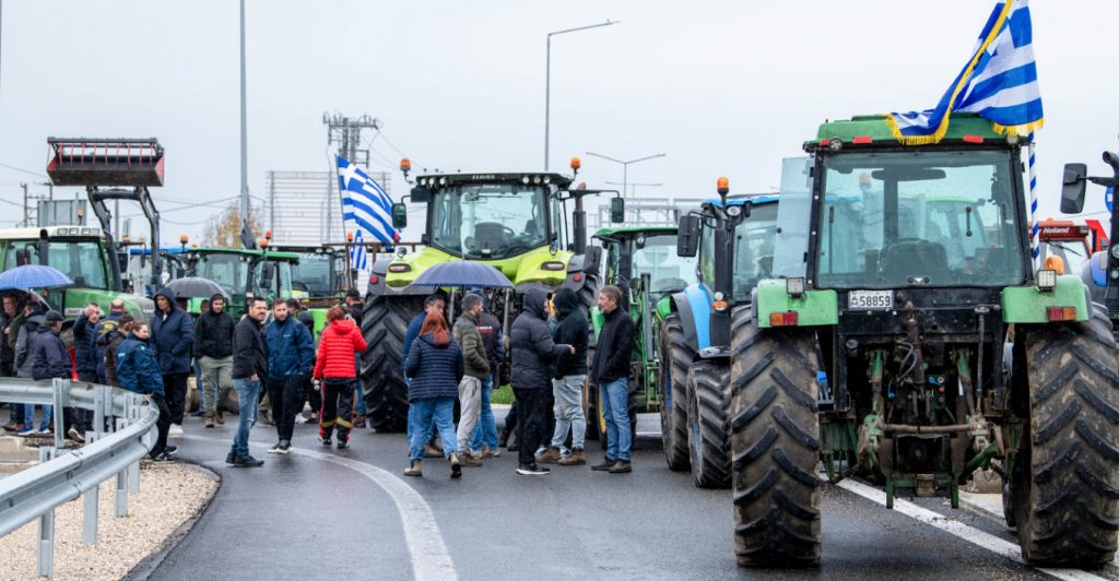 Συνεχίζονται οι αγροτικές κινητοποιήσεις: Στηλιτεύονται οι μεμονωμένες δράσεις αγροτών – Πού θα στηθούν νέα μπλόκα