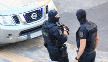 Αλβανός που ξυλοφόρτωσε Έλληνα πήγε στη χώρα του για γάμο παρά τους περιοριστικούς όρους: Πώς τον κάρφωσε το TikTok