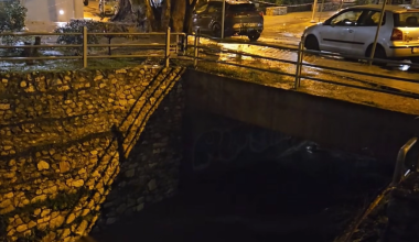 Δήμαρχος Χαλανδρίου κατά πολιτών: «Ανίκητη η βλακεία – Πάρκαραν πάνω σε γέφυρα που έχει πλημμυρίσει» (βίντεο)