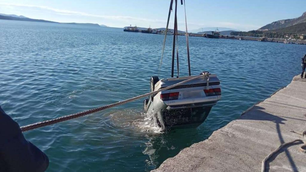 Καλαμάτα: Στη θάλασσα έπεσε όχημα που οδηγούσε 86χρονος – Απεγκλωβίστηκε από το Λιμενικό και την Πυροσβεστική