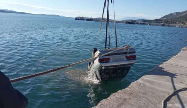 Καλαμάτα: Στη θάλασσα έπεσε όχημα που οδηγούσε 86χρονος – Απεγκλωβίστηκε από το Λιμενικό και την Πυροσβεστική