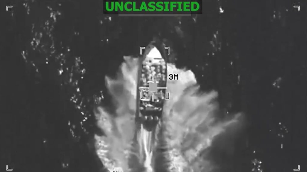 Μαχητικό των ΗΠΑ κατέστρεψε σκάφος με ναρκέμπορους στον Ειρηνικό Ωκεανό (βίντεο)