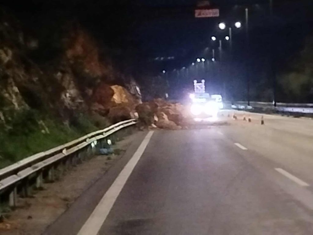 Πτώση βράχων στο 48ο χιλιόμετρο της λεωφόρου Αθηνών-Σουνίου εξαιτίας της σφοδρής κακοκαιρίας (φωτο)