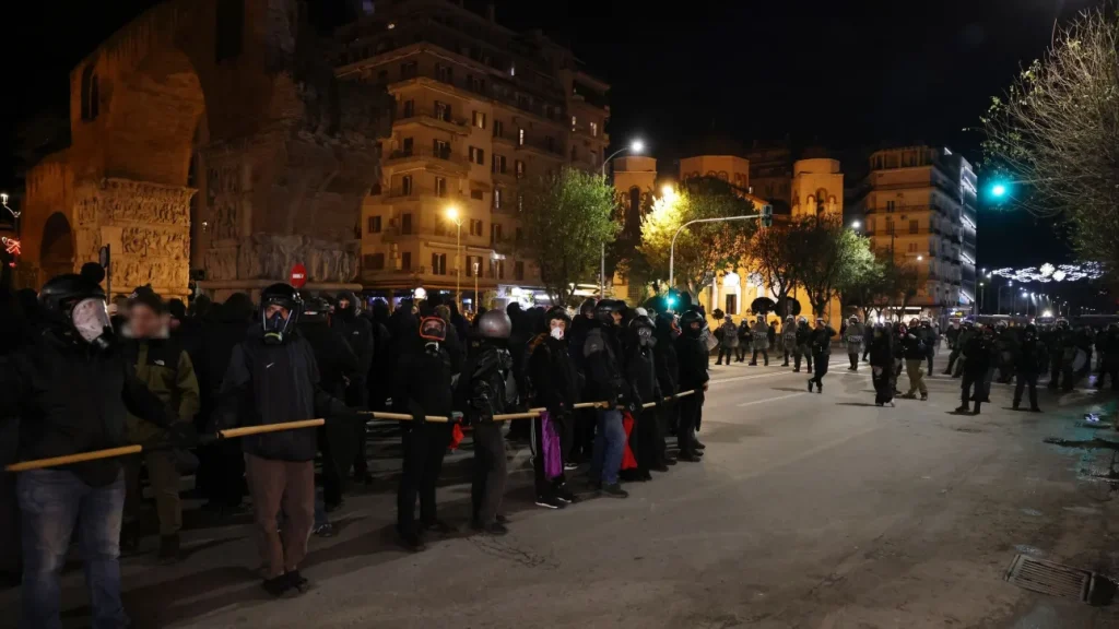 Θεσσαλονίκη: Ένταση ανάμεσα σε διαδηλωτές και αστυνομικές δυνάμεις στην πορεία για τον Α.Γρηγορόπουλο