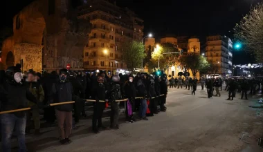 Θεσσαλονίκη: Ένταση ανάμεσα σε διαδηλωτές και αστυνομικές δυνάμεις στην πορεία για τον Α.Γρηγορόπουλο