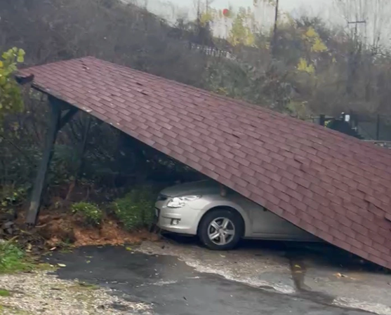 Κακοκαιρία: Αυτοκίνητο στη Φλώρινα καταπλακώθηκε μετά από κατολίσθηση