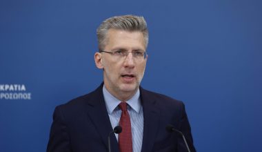 «Πυρά» Α.Σκέρτσου κατά Α.Τσίπρα: «Η “τέχνη” της εξαπάτησης δεν αποτελεί brand για να γίνει rebranded»