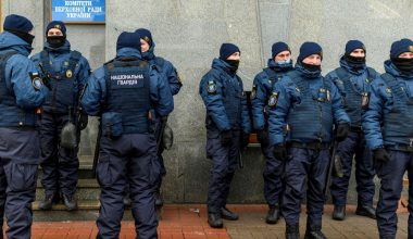 Ουκρανία: H στιγμή που πίτμπουλ επιτίθεται σε αστυνομικούς που προσπαθούν να συλλάβουν τον ιδιοκτήτη του (βίντεο)