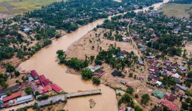 Ινδονησία: Περισσότεροι από 900 νεκροί και 400 αγνοούμενοι μετά τις φονικές πλημμύρες (βίντεο)