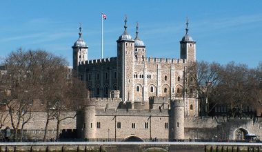 Βρετανία: Πέταξαν κρέμα και κράμπλ μήλου σε προθήκη με βασιλικά κοσμήματα στον Πύργο του Λονδίνου – 4 συλλήψεις