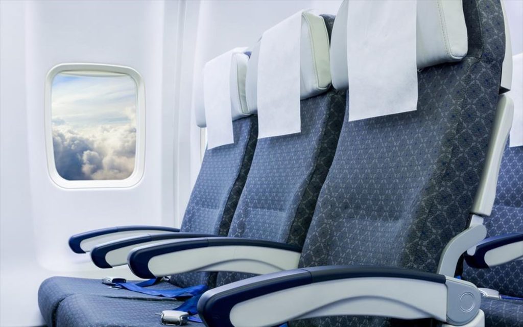 Το τέχνασμα που σκέφτηκε γυναίκα να μπορέσει να κοιμηθεί στο αεροπλάνο όταν οι γύρω της κάνουν φασαρία (βίντεο)