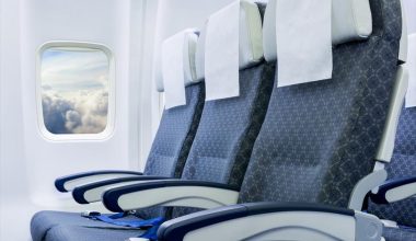 Το τέχνασμα που σκέφτηκε γυναίκα να μπορέσει να κοιμηθεί στο αεροπλάνο όταν οι γύρω της κάνουν φασαρία (βίντεο)