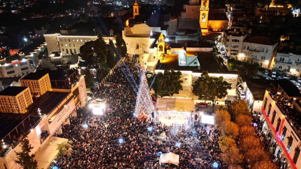 Βηθλεέμ: Φωταγωγήθηκε ξανά το χριστουγεννιάτικο δέντρο μετά από δύο χρόνια πολέμου στη Γάζα