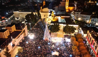 Βηθλεέμ: Φωταγωγήθηκε ξανά το χριστουγεννιάτικο δέντρο μετά από δύο χρόνια πολέμου στη Γάζα