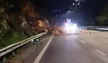 Πτώση βράχων στο 48ο χιλιόμετρο της λεωφόρου Αθηνών-Σουνίου εξαιτίας της σφοδρής κακοκαιρίας (φωτο)