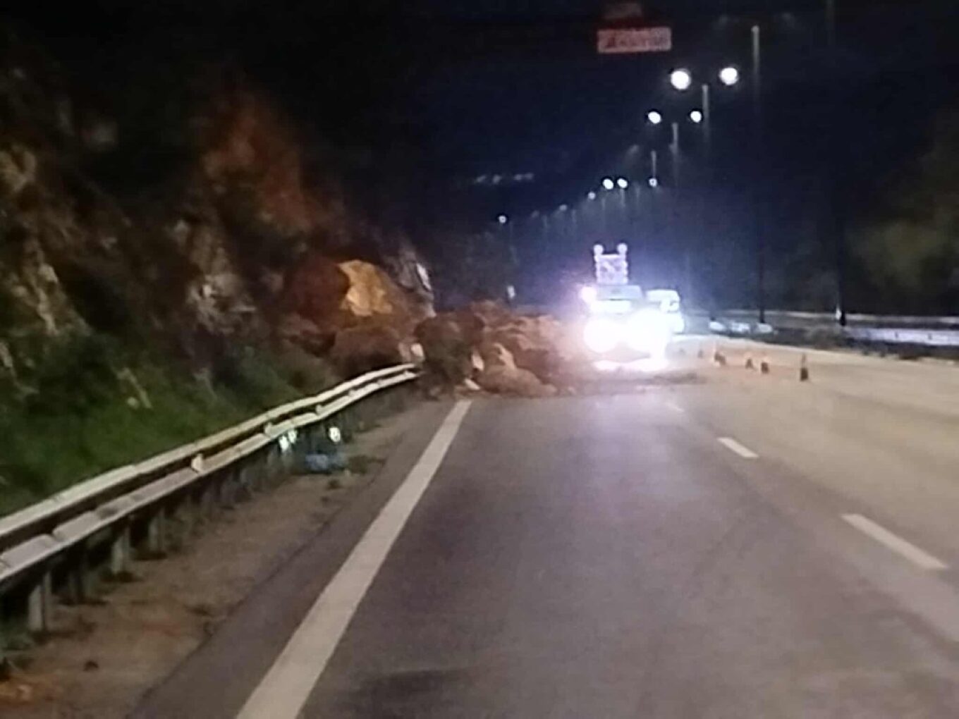 Πτώση βράχων στο 48ο χιλιόμετρο της λεωφόρου Αθηνών-Σουνίου εξαιτίας της σφοδρής κακοκαιρίας (φωτο)