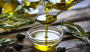 Αυτά είναι τα οφέλη της κατανάλωσης μιας κουταλιάς ελαιόλαδου καθημερινά