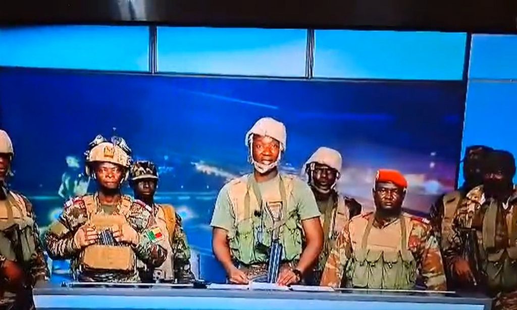 Απόπειρα πραξικοπήματος στην Μπενίν: Η στιγμή που ένοπλοι εισβάλουν σε τηλεοπτικό σταθμό! (βίντεο)