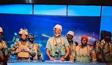 Απόπειρα πραξικοπήματος στην Μπενίν: Η στιγμή που ένοπλοι εισβάλουν σε τηλεοπτικό σταθμό! (βίντεο)