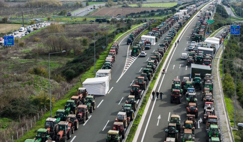 Συνεχίζουν τις κινητοποιήσεις οι αγρότες: Στήνουν νέα μπλόκα σε όλη τη χώρα
