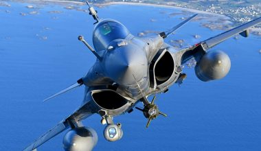 Άσκηση βομβαρδισμού στόχου από γαλλικά Rafale στις ελληνικές ακτές