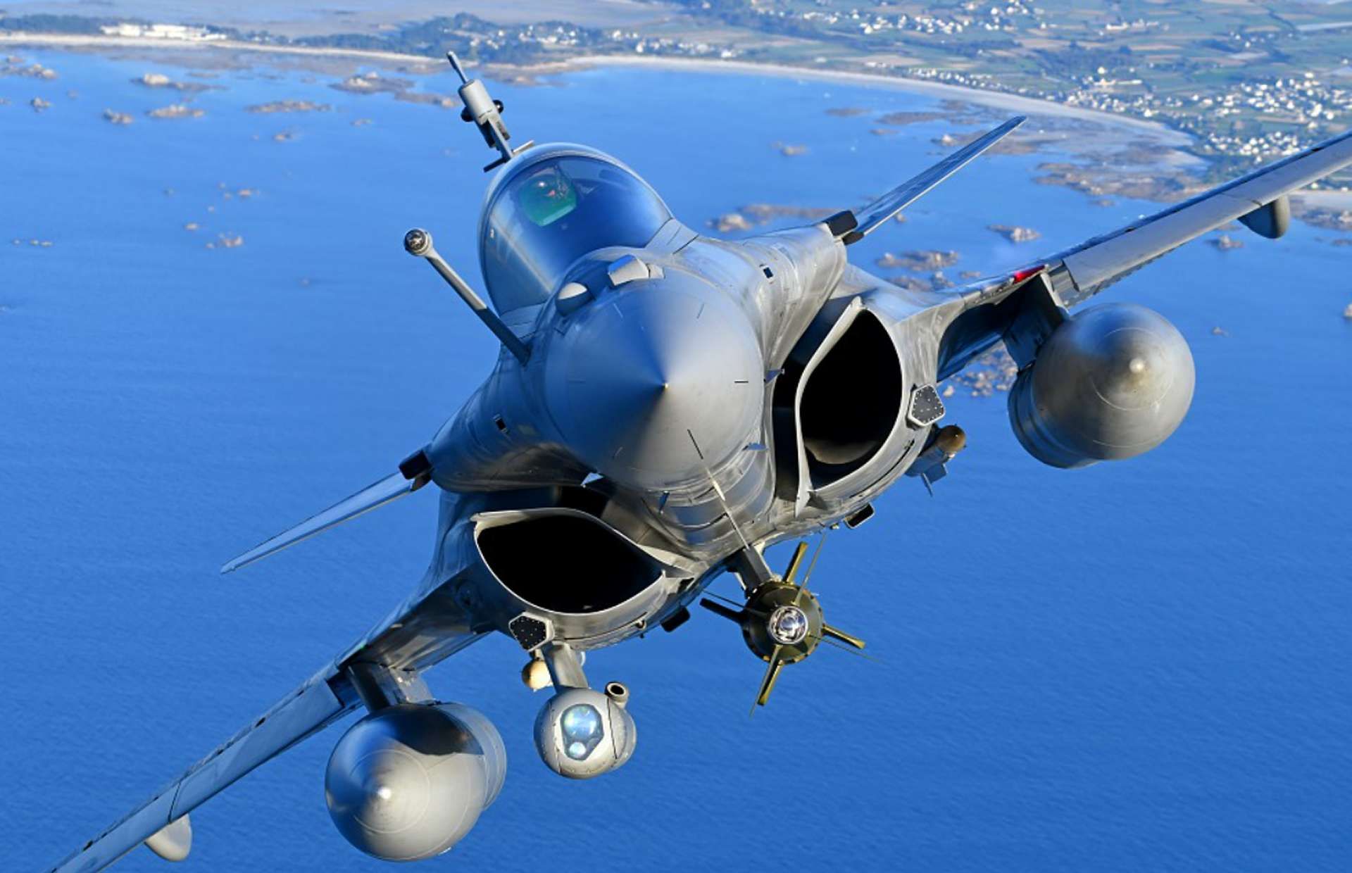 Άσκηση βομβαρδισμού στόχου από γαλλικά Rafale στις ελληνικές ακτές