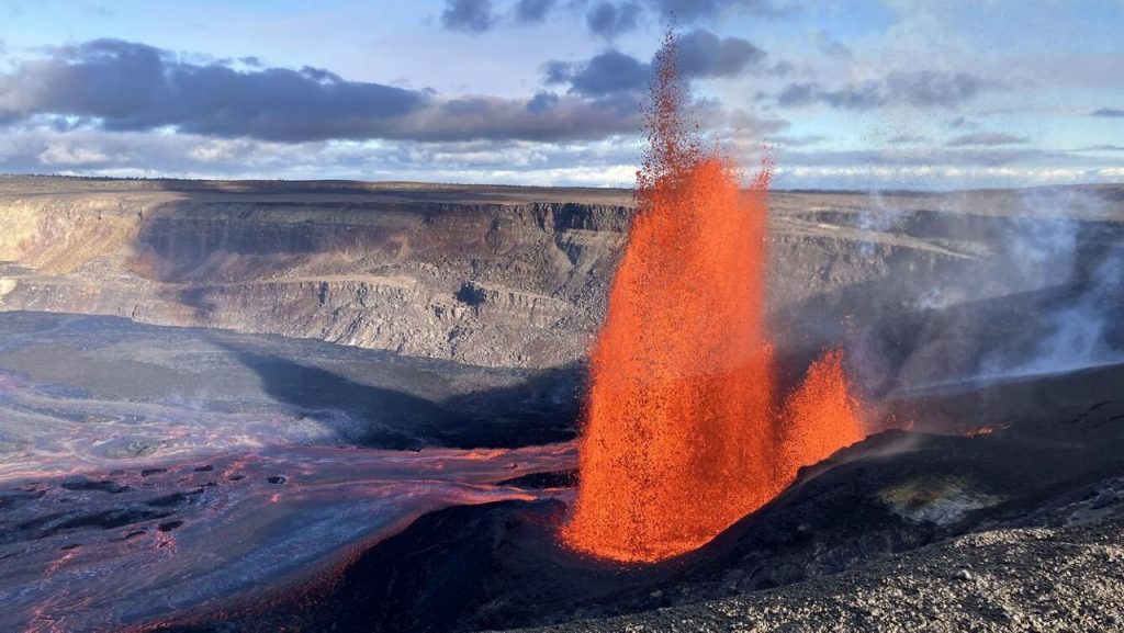 Βίντεο: Πίδακες λάβας εκτοξεύθηκαν από το ηφαίστειο Κιλαουέα στη Χαβάη – Η στιγμή που «καταπίνουν» κάμερα