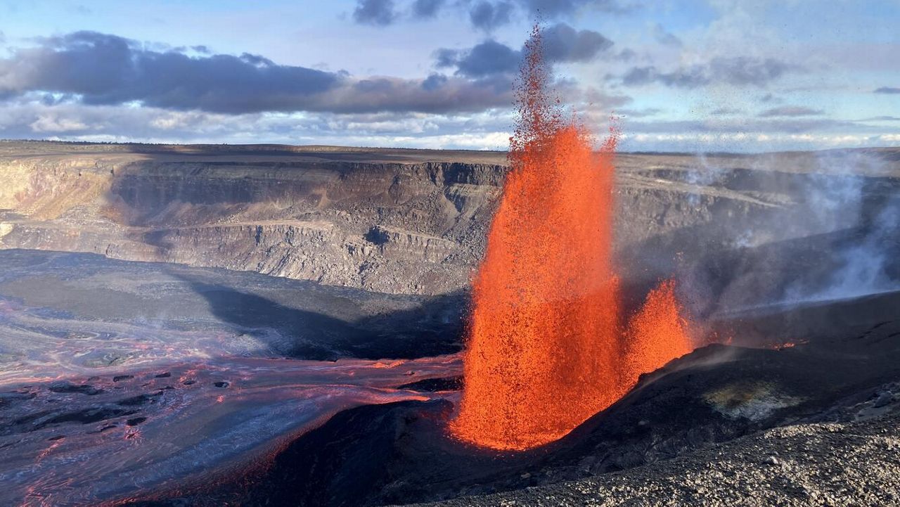 Βίντεο: Πίδακες λάβας εκτοξεύθηκαν από το ηφαίστειο Κιλαουέα στη Χαβάη – Η στιγμή που «καταπίνουν» κάμερα