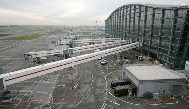 Πανικός στο αεροδρόμιο του Χίθροου: Σε εξέλιξη αστυνομική επιχείρηση – Διακόπηκαν τα δρομολόγια των τρένων (βίντεο)