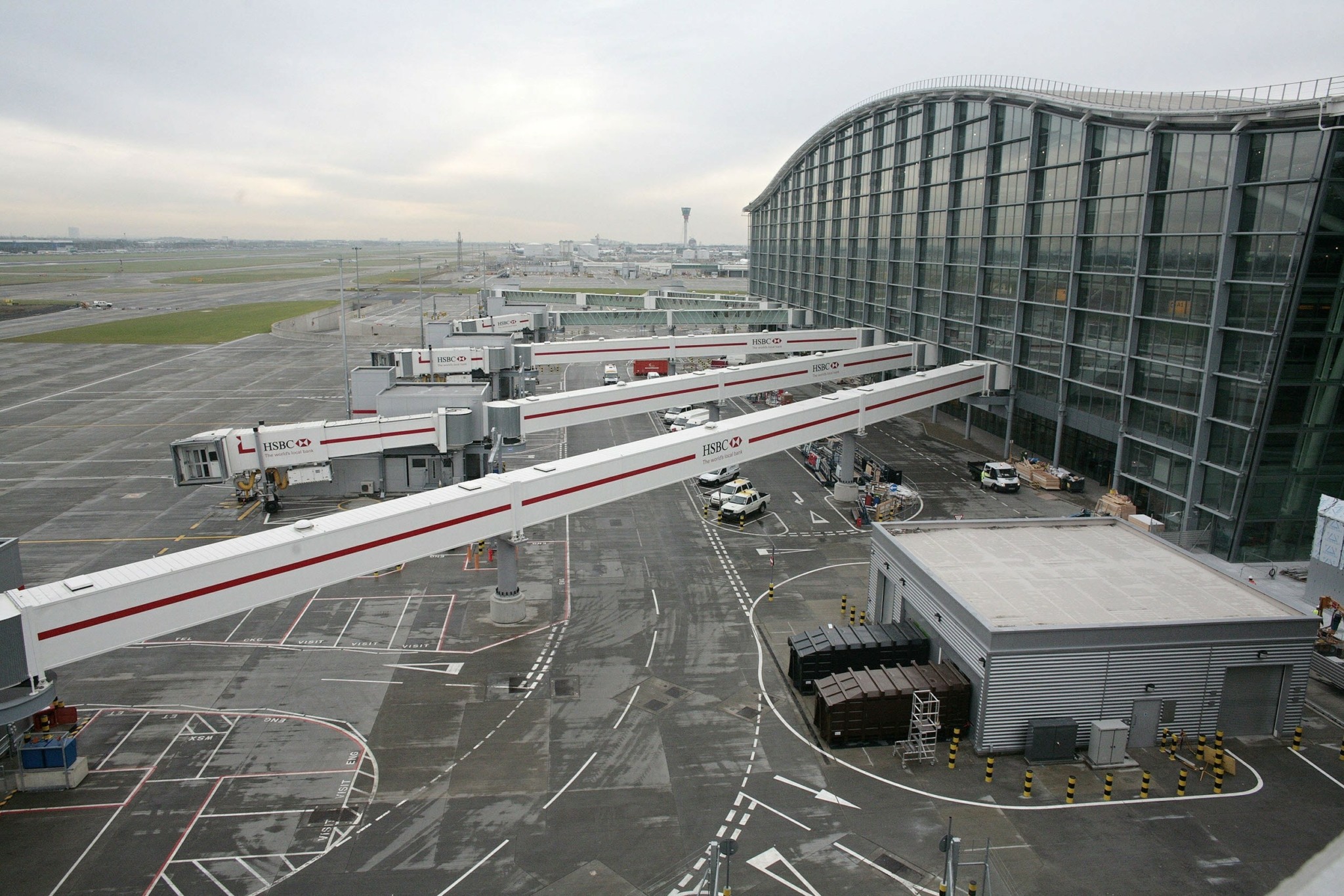 Πανικός στο αεροδρόμιο του Χίθροου: Συνελήφθη άνδρας που επιτέθηκε με σπρέι πιπεριού στο πάρκινγκ (upd)