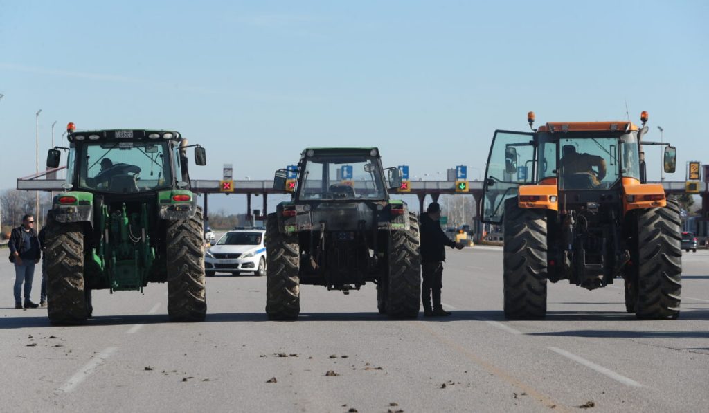 Αγροτικές κινητοποιήσεις: «Έσπασε» ο αστυνομικός κλοιός στο ύψος του Κάστρου – Προβλήματα στην κυκλοφορία