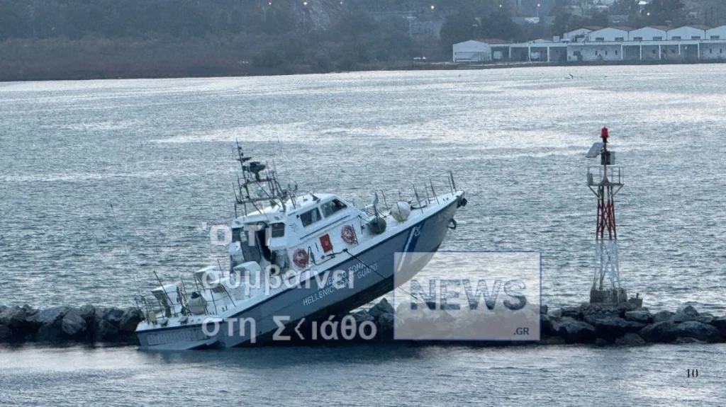 Σκάφος του λιμενικού «καβάλησε» τον κυματοθραύστη στο λιμάνι του Βόλου! (βίντεο)