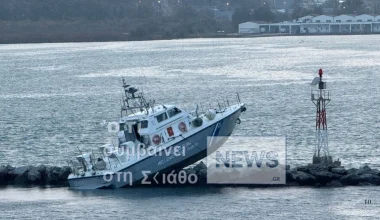 Σκάφος του λιμενικού «καβάλησε» τον κυματοθραύστη στο λιμάνι του Βόλου! (βίντεο)