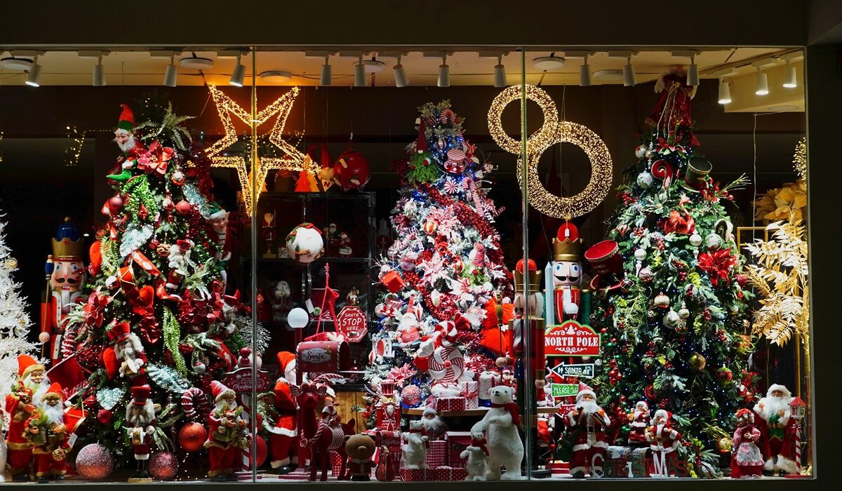 Ξεκινάει το εορταστικό ωράριο στα καταστήματα – Ποιες Κυριακές θα είναι ανοιχτά