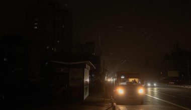 Κίεβο: Βυθισμένη  στο σκοτάδι η πρωτεύουσα της Ουκρανίας