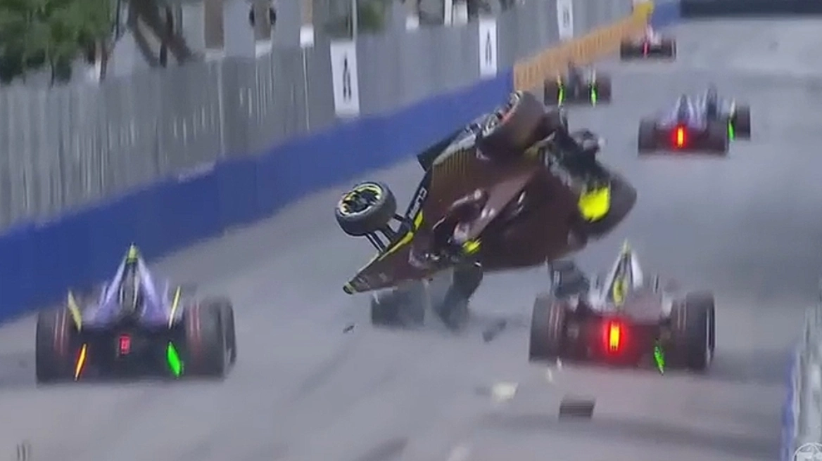 Σοβαρό ατύχημα στην Formula E: Moνοθέσιο «εκτοξεύτηκε» στον αέρα κάνοντας περιστροφές πριν συντριβεί! (βίντεο)