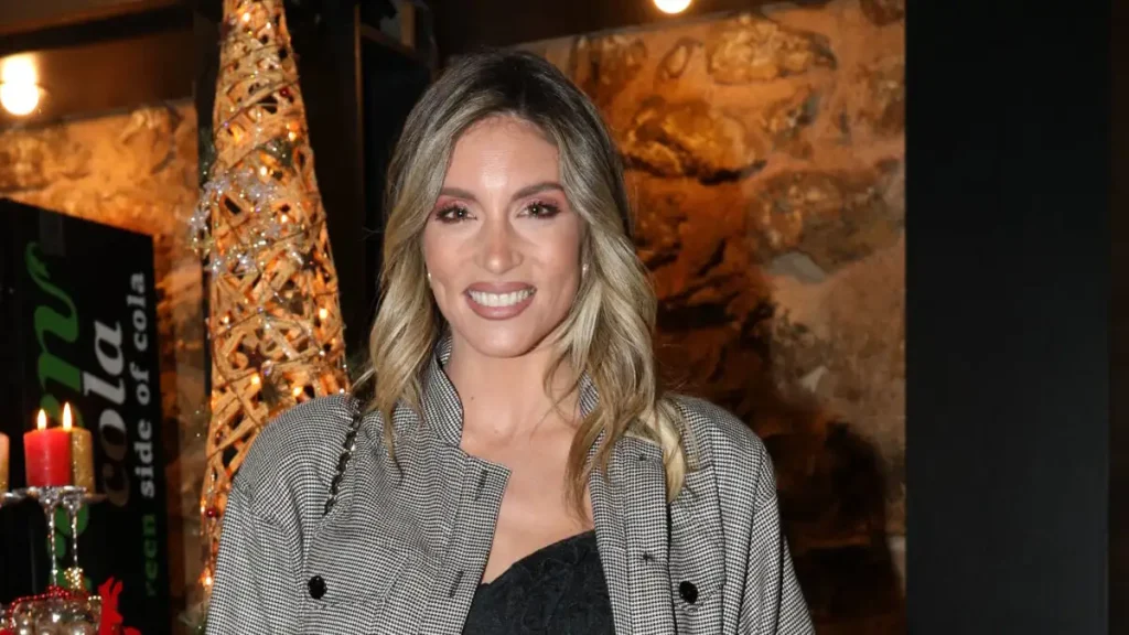 Η σέξι εμφάνιση της Α.Οικονομάκου με δαντελένιο φόρεμα και γούνα: Δείτε φωτογραφίες