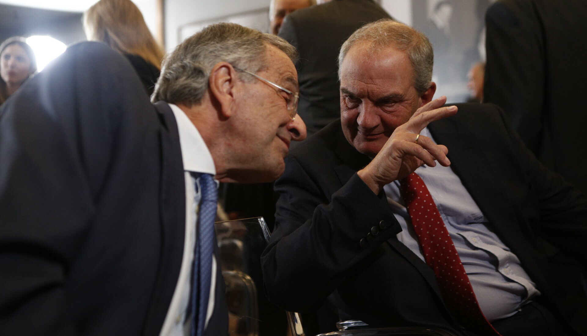 Κ.Καραμανλής και Α.Σαμαράς με συντονισμένες δηλώσεις τους «βάλλουν κατά ριπάς» την αγροτική πολιτική Κ.Μητσοτάκη