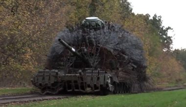 Ρώσοι στρατιώτες κοιτούν με δέος το τερατώδες άρμα μάχης «Tsar-Mangal» (βίντεο)