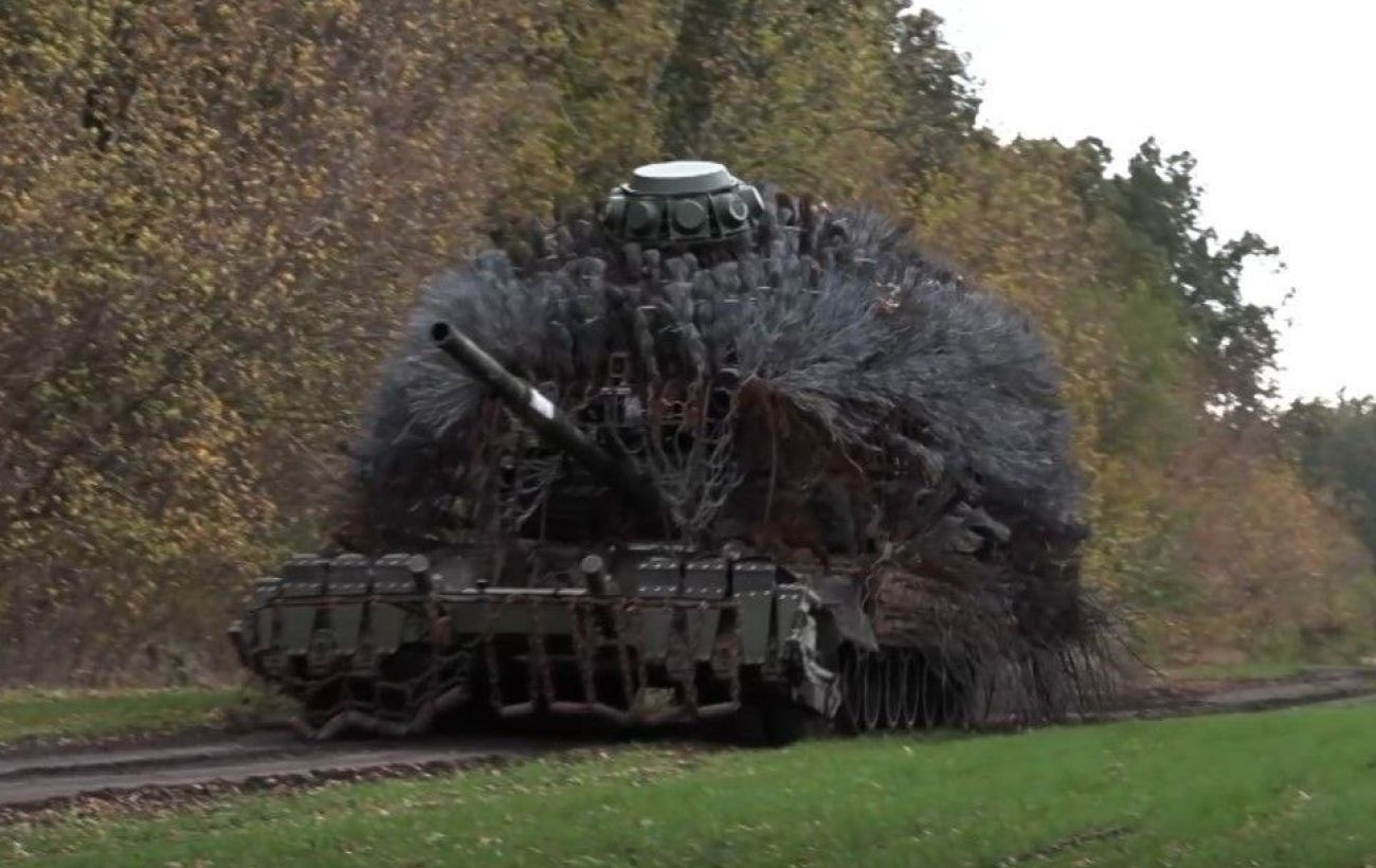 Ρώσοι στρατιώτες κοιτούν με δέος το τερατώδες άρμα μάχης «Tsar-Mangal» (βίντεο)