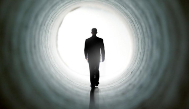 Γιατρός αποκαλύπτει: Αυτά είναι τα σημάδια που μαρτυρούν ότι ο θάνατος πλησιάζει