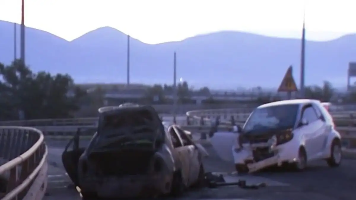 Π.Φάληρο: Οδηγός μπήκε στο αντίθετο ρεύμα και συγκρούστηκε με διερχόμενο ΙΧ – Το όχημα κάηκε ολοσχερώς