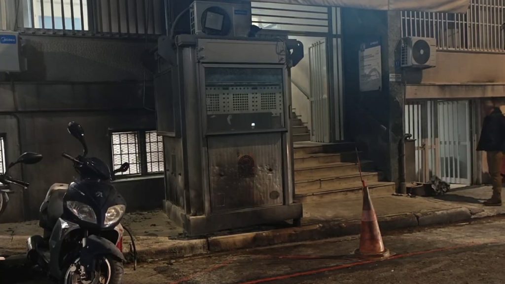 Σε εξέλιξη η έρευνα της ΕΛΑΣ για την επίθεση με μολότοφ στο Α.Τ. Κυψέλης – Τουλάχιστον 14 οι προσαγωγές