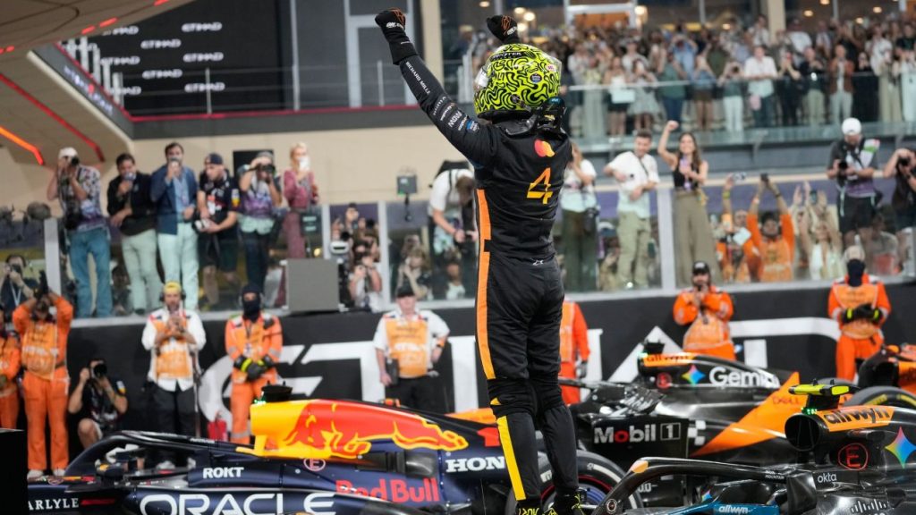 Άμπου Ντάμπι: Πρώτος τίτλος στη F1 για τον Λάντο Νόρις που άφησε στα «κρύα του λουτρού» τον Μαξ Φερστάπεν