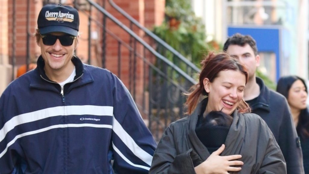 Στιγμές χαλάρωσης για τη Μίλι Μπόμπι Μπράουν: Κοινή έξοδο με τον σύζυγό της και την υιοθετημένη κόρη τους (φωτο)